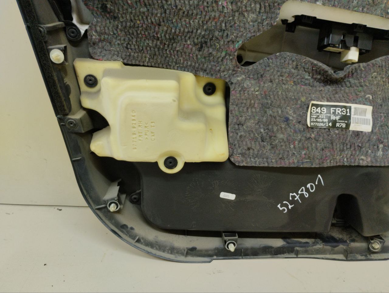 Обшивка двери передней правой Toyota Auris (E150) 2006-2012