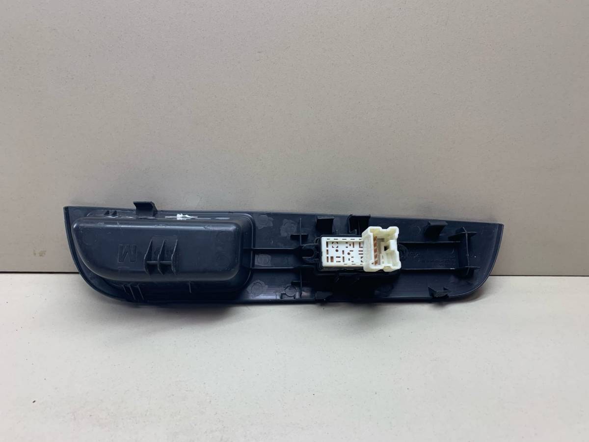 Кнопка стеклоподъемника Nissan Tiida (C11) 2007-2014 Кнопка стеклоподъемника Nissan Tiida (C11) 2007-2014