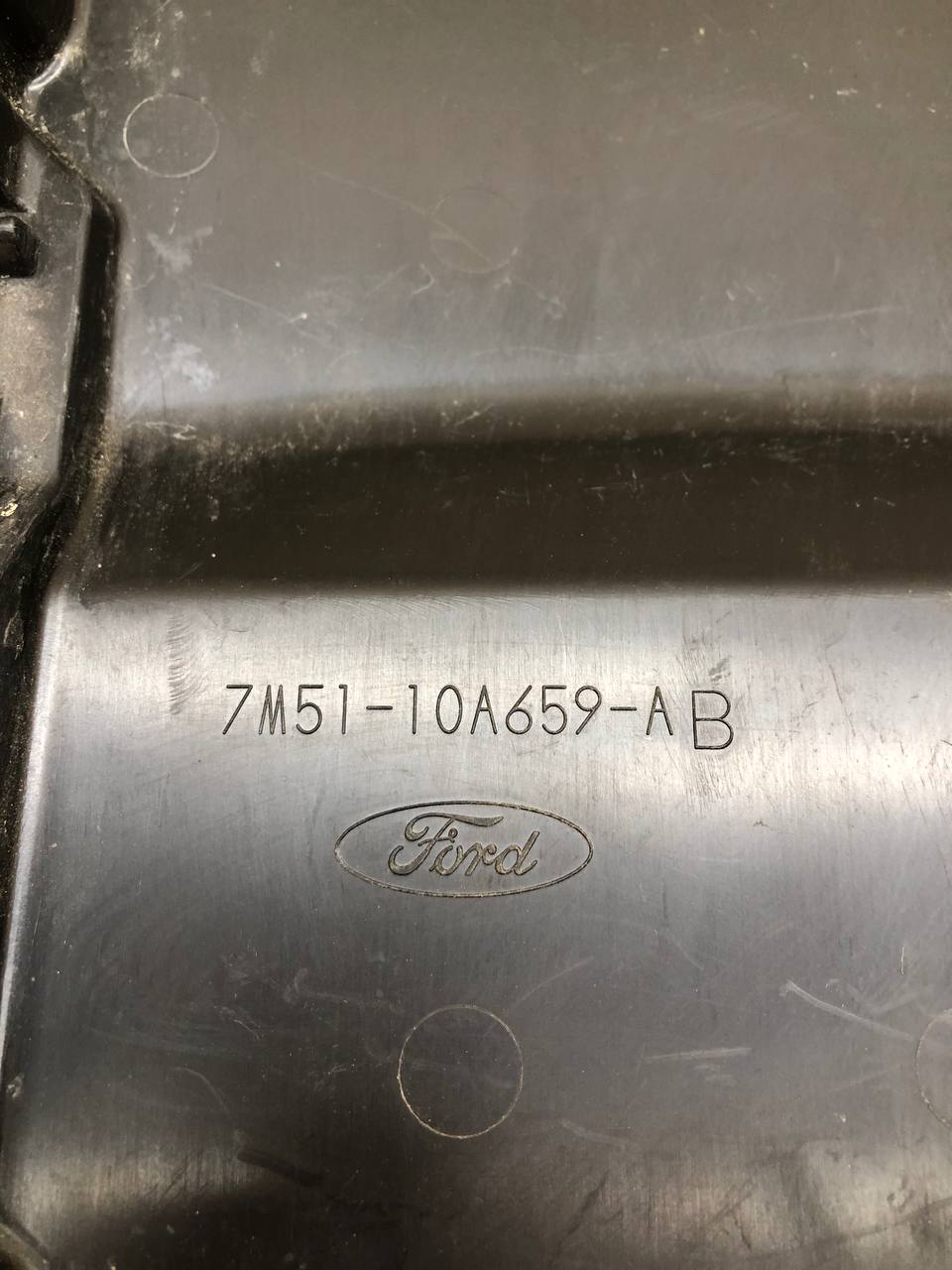 Крышка аккумулятора Ford C-MAX 2003-2010 Крышка аккумулятора Ford C-MAX 2003-2010