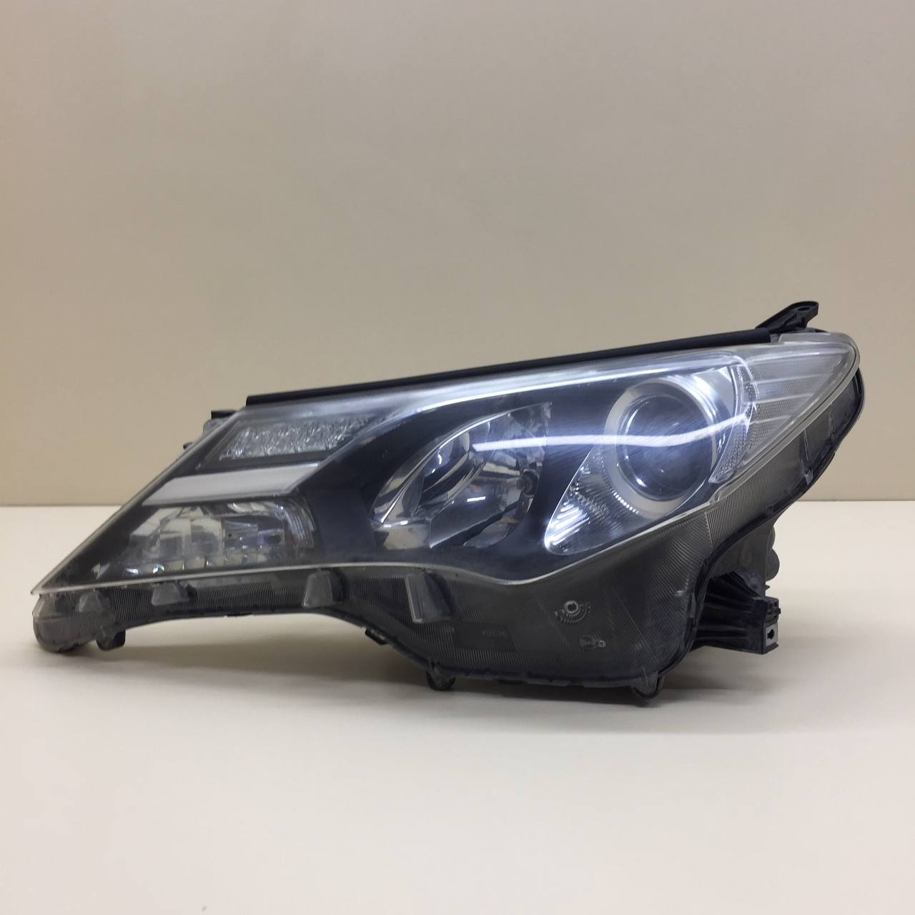 Фара левая Toyota Rav 4 (XA40) 2013-2019