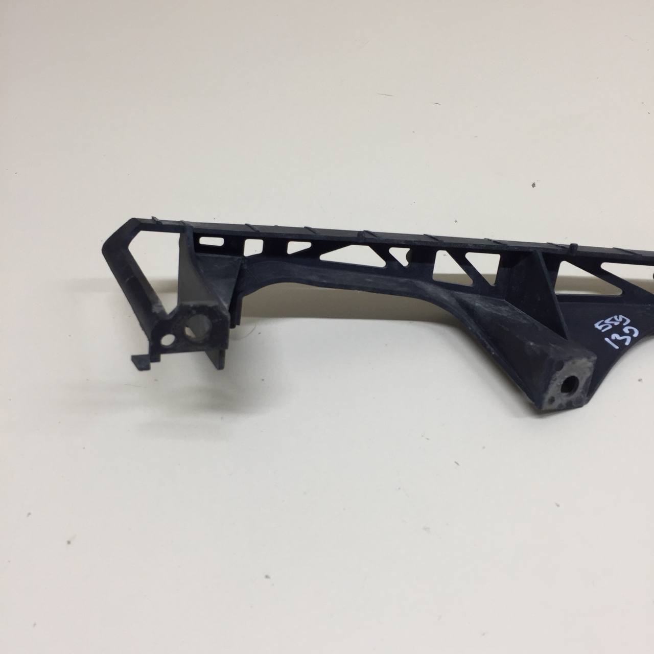 Кронштейн фар правый Mazda Mazda 6 (GG) 2002-2007 Кронштейн фар правый Mazda Mazda 6 (GG) 2002-2007