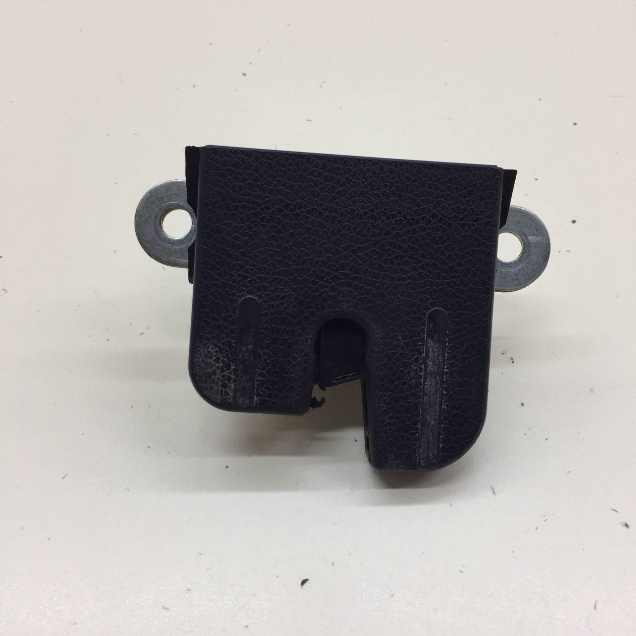 Замок багажника Volkswagen Golf 6 (5K) 2009-2013 Замок багажника Volkswagen Golf 6 (5K) 2009-2013