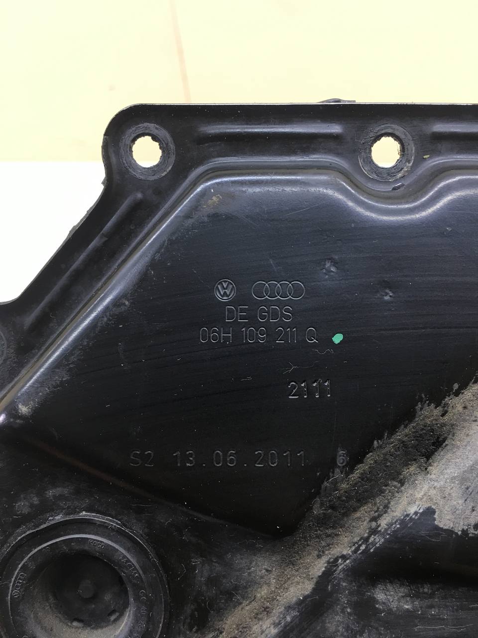 Крышка двигателя передняя Volkswagen Passat B7 2011-2015 Крышка двигателя передняя Volkswagen Passat B7 2011-2015
