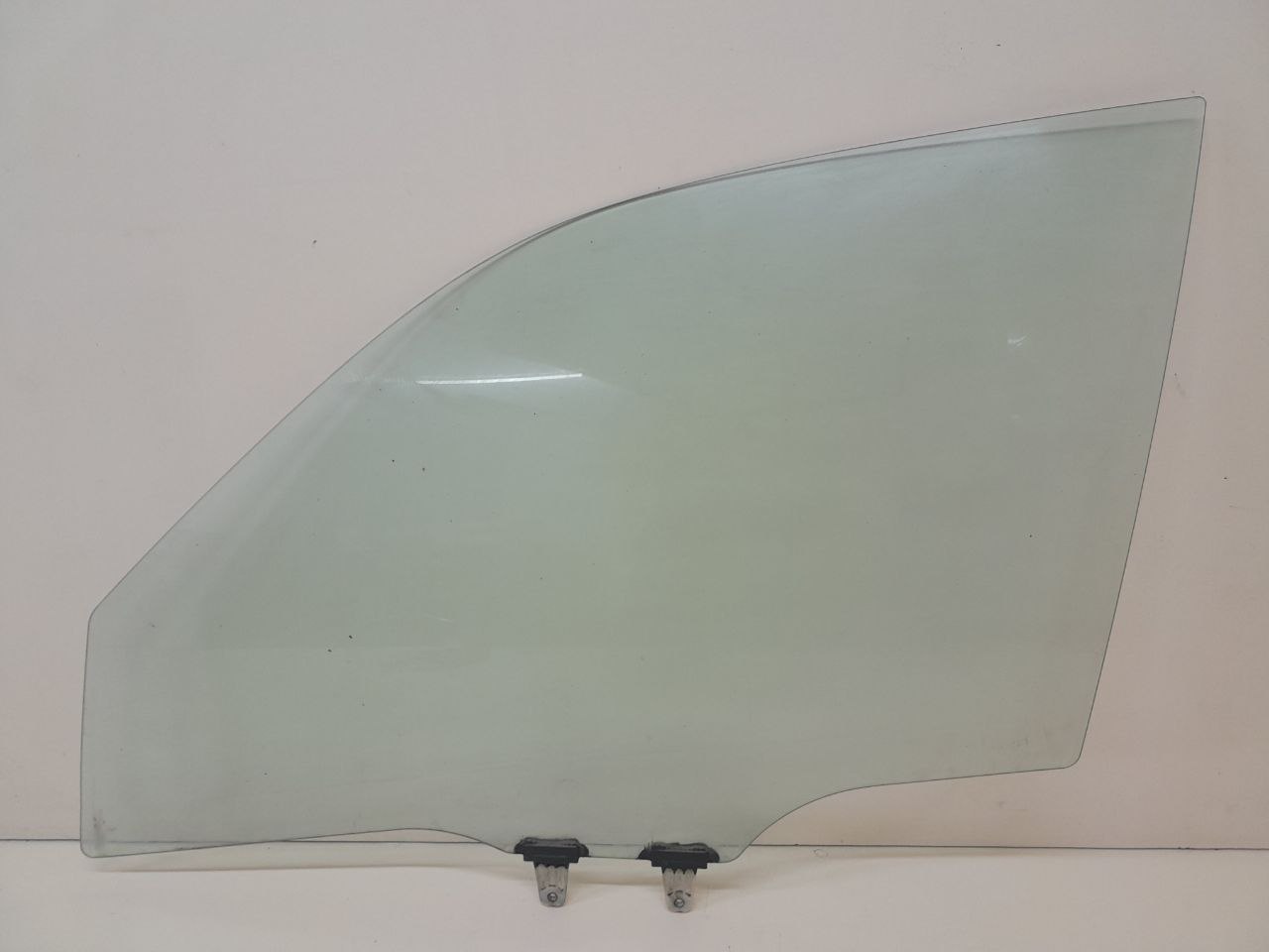 Стекло двери передней левой Suzuki Grand Vitara 2005-2015