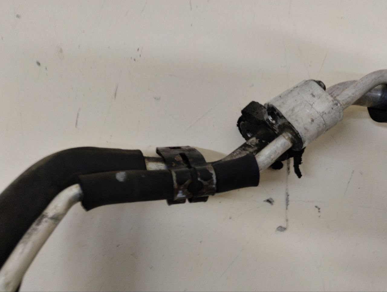 Трубка кондиционера Land Rover Discovery 3 (L319) 2004-2009