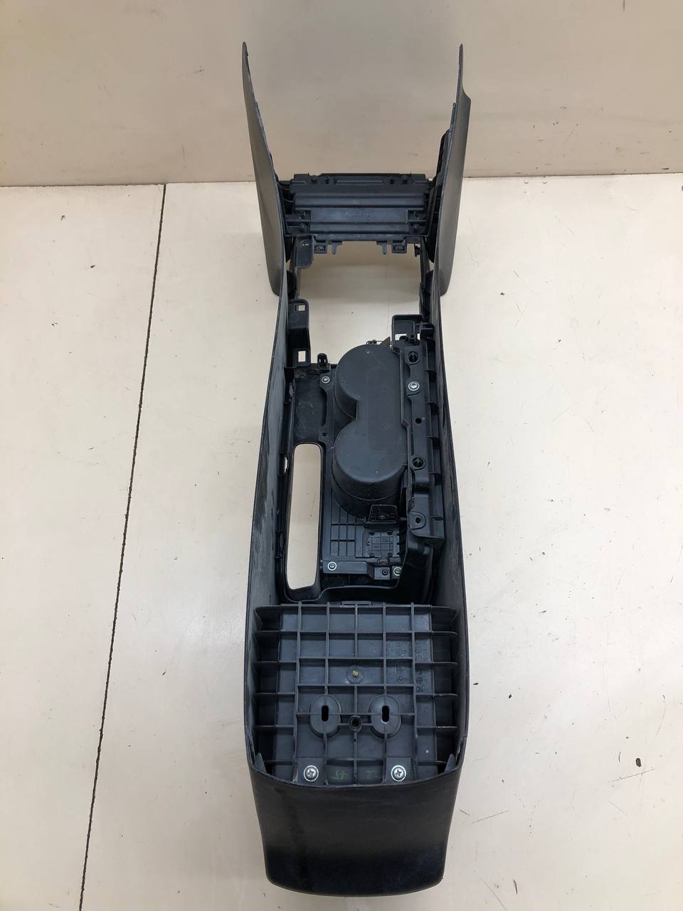 Консоль центральная Mazda Mazda 3 (BK) 2002-2009 Консоль центральная Mazda Mazda 3 (BK) 2002-2009