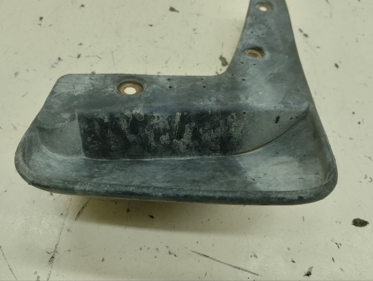 Брызговик передний левый Mitsubishi Lancer 9 (CS/Classic) 2000-2011 Брызговик передний левый Mitsubishi Lancer 9 (CS/Classic) 2000-2011
