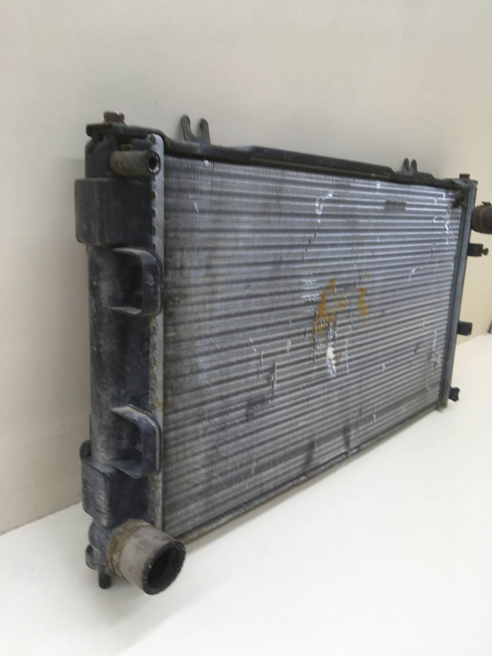 Радиатор охлаждения двигателя Lada Granta 2011>