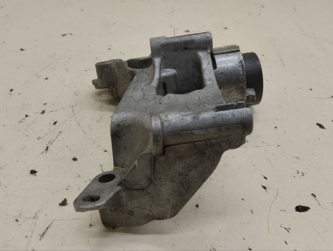Кронштейн генератора Renault Duster (HSA, HSM) 2012> Кронштейн генератора Renault Duster (HSA, HSM) 2012>