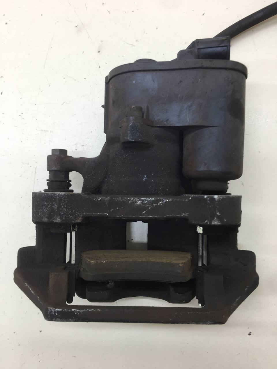 Суппорт задний левый Volvo XC60 2008-2017