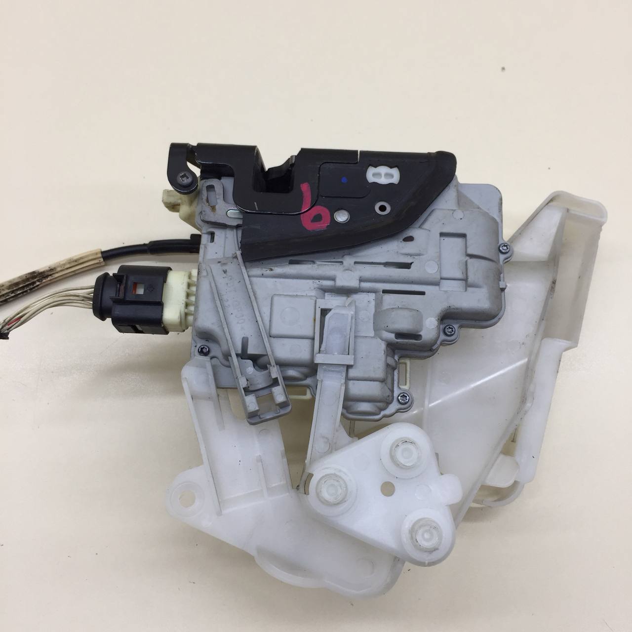 Замок двери передней левой Volkswagen Passat B7 2011-2015