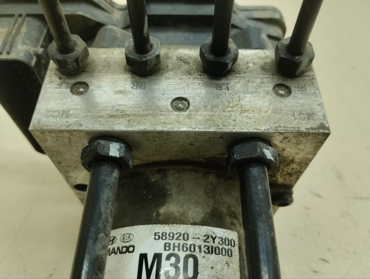 Блок ABS (насос) Hyundai ix35 (LM) 2010-2015