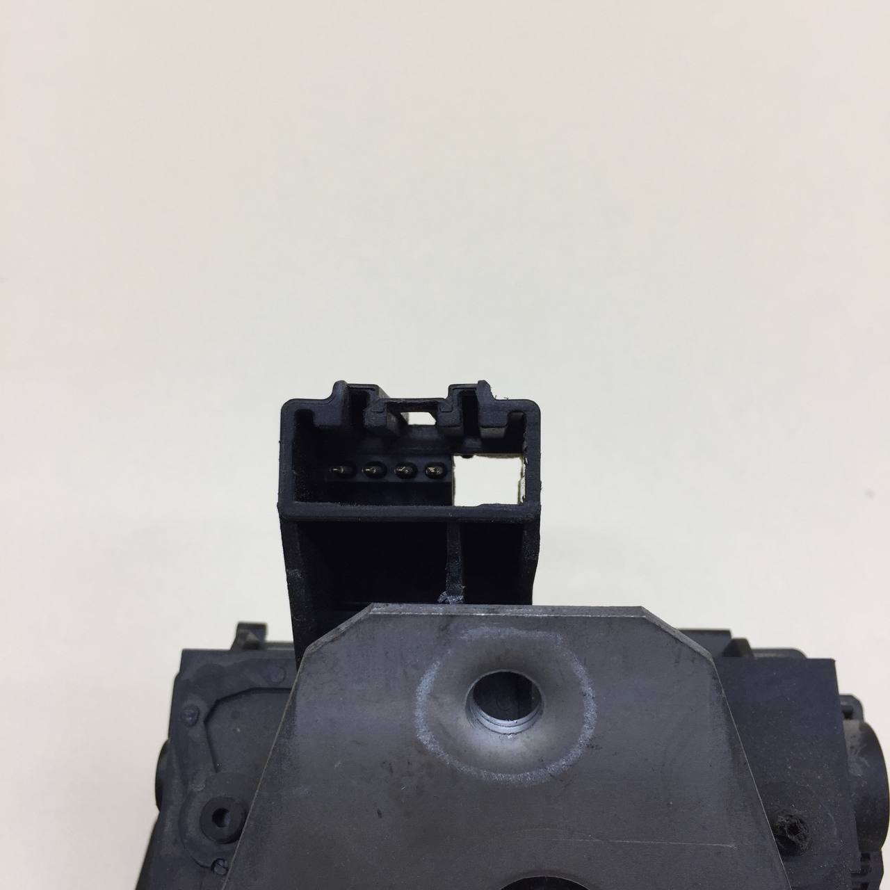 Замок багажника Ford Mondeo 4 2007-2015 Замок багажника Ford Mondeo 4 2007-2015