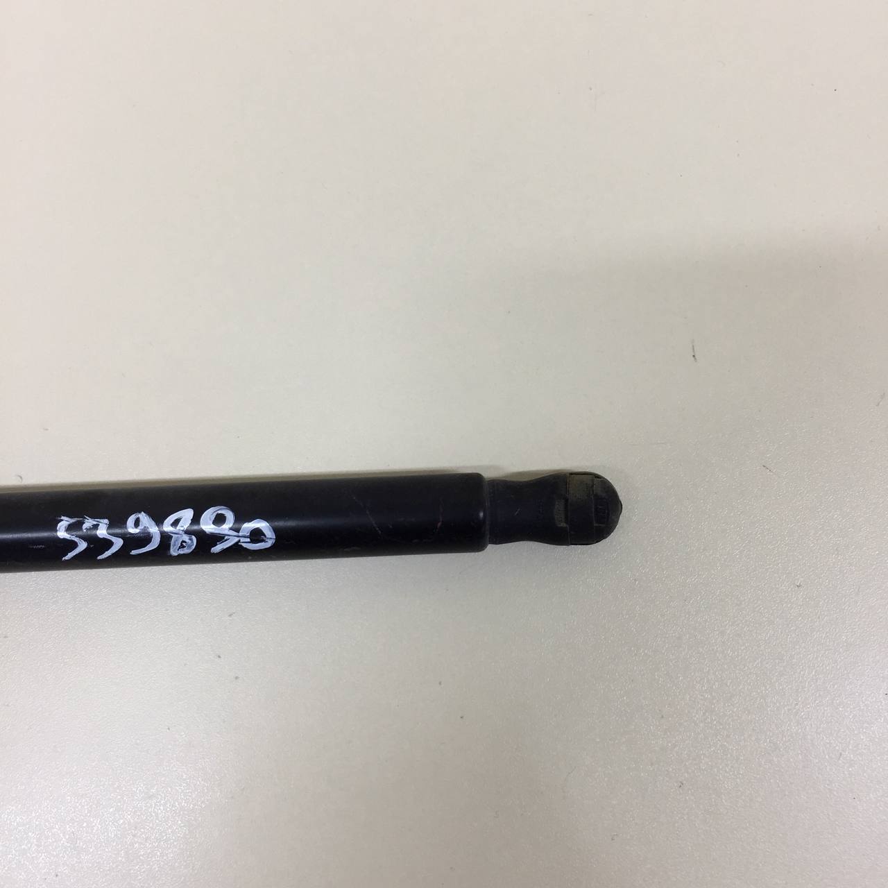 Амортизатор двери багажника Lada Vesta 2015>