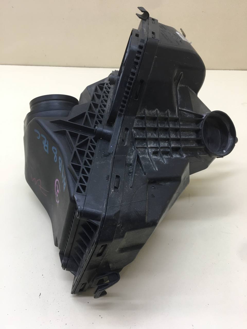 Корпус воздушного фильтра Audi A4 (B8) 2007-2011