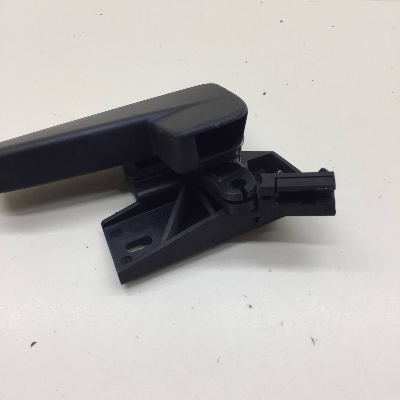 Ручка открывания капота Volkswagen Polo (MK5) 2011-2020 Ручка открывания капота Volkswagen Polo (MK5) 2011-2020