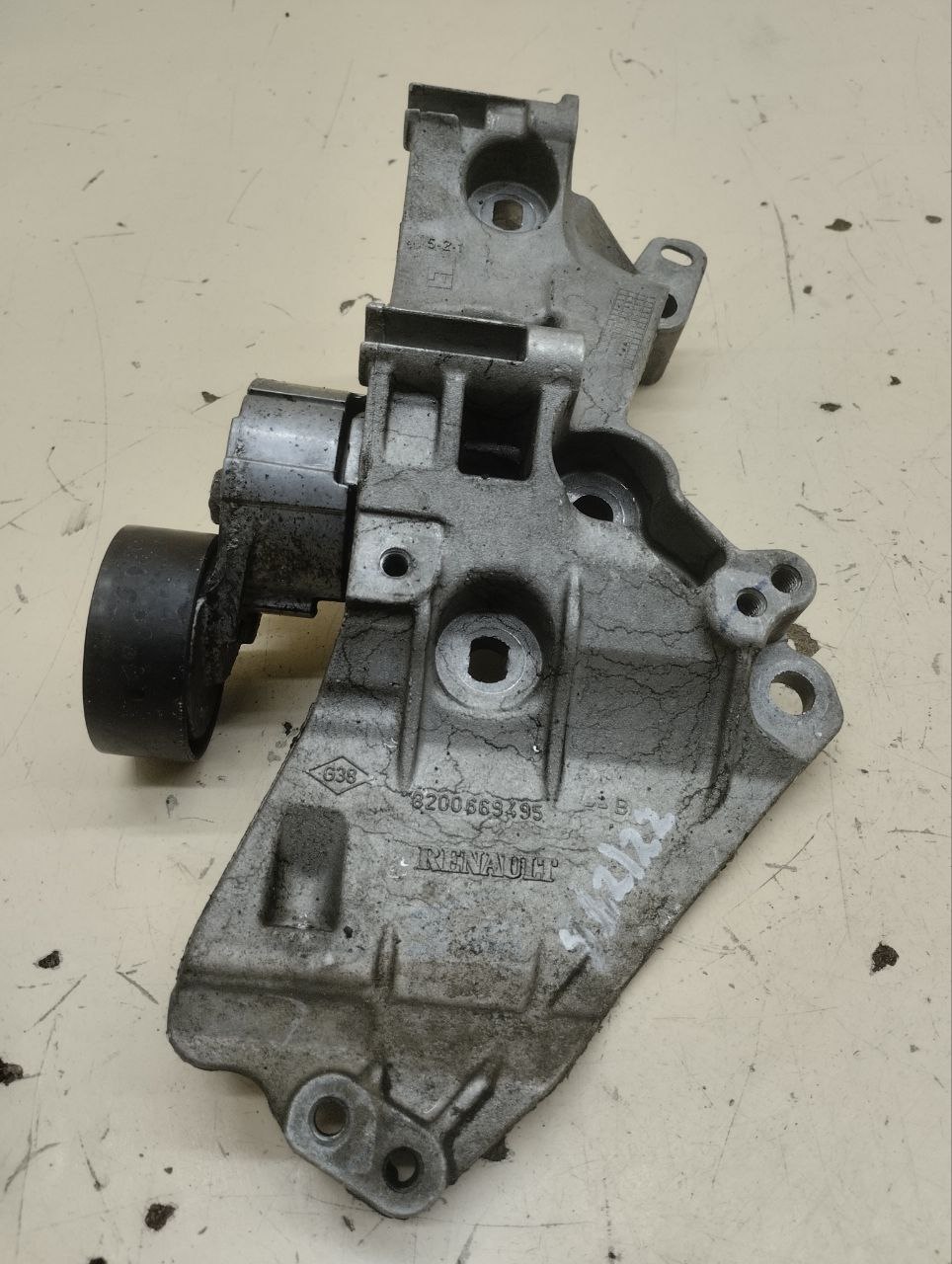 Кронштейн генератора Renault Duster (HSA, HSM) 2012> Кронштейн генератора Renault Duster (HSA, HSM) 2012>