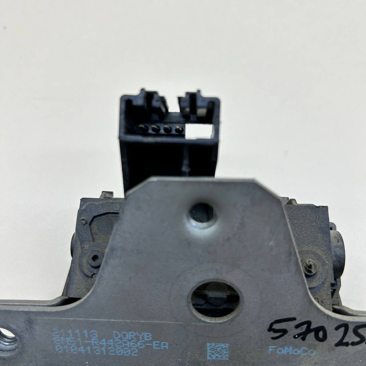 Замок багажника Ford Focus 2 (DA) 2005-2008 Замок багажника Ford Focus 2 (DA) 2005-2008