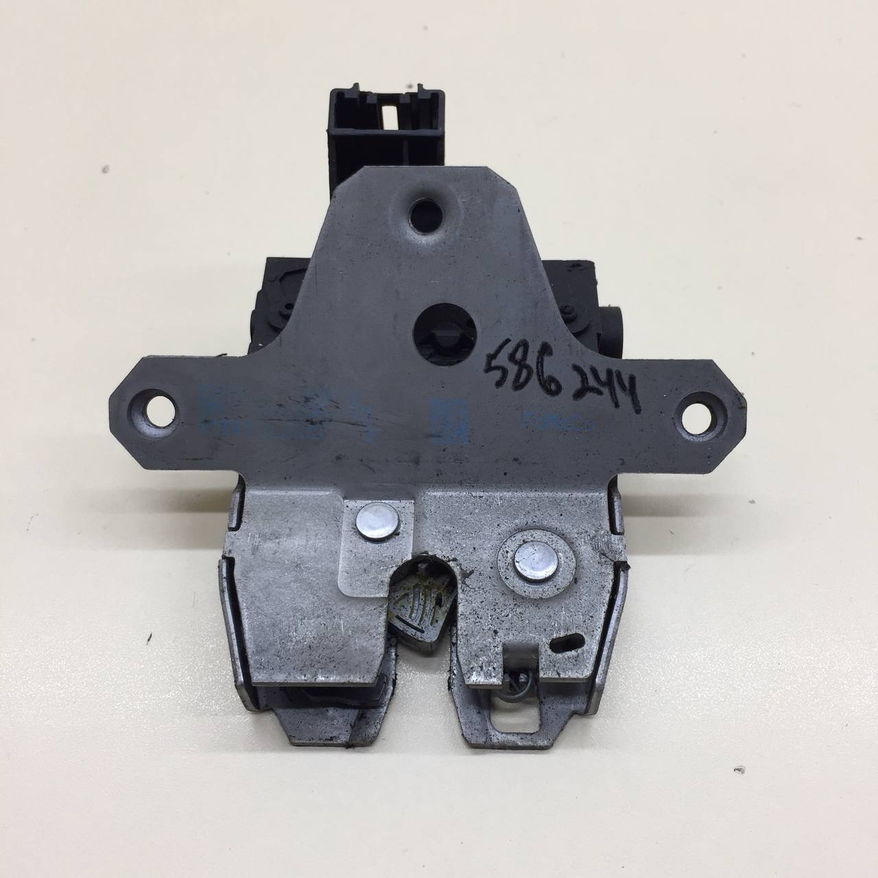 Замок багажника Ford Focus 2 (DA) 2005-2008 Замок багажника Ford Focus 2 (DA) 2005-2008