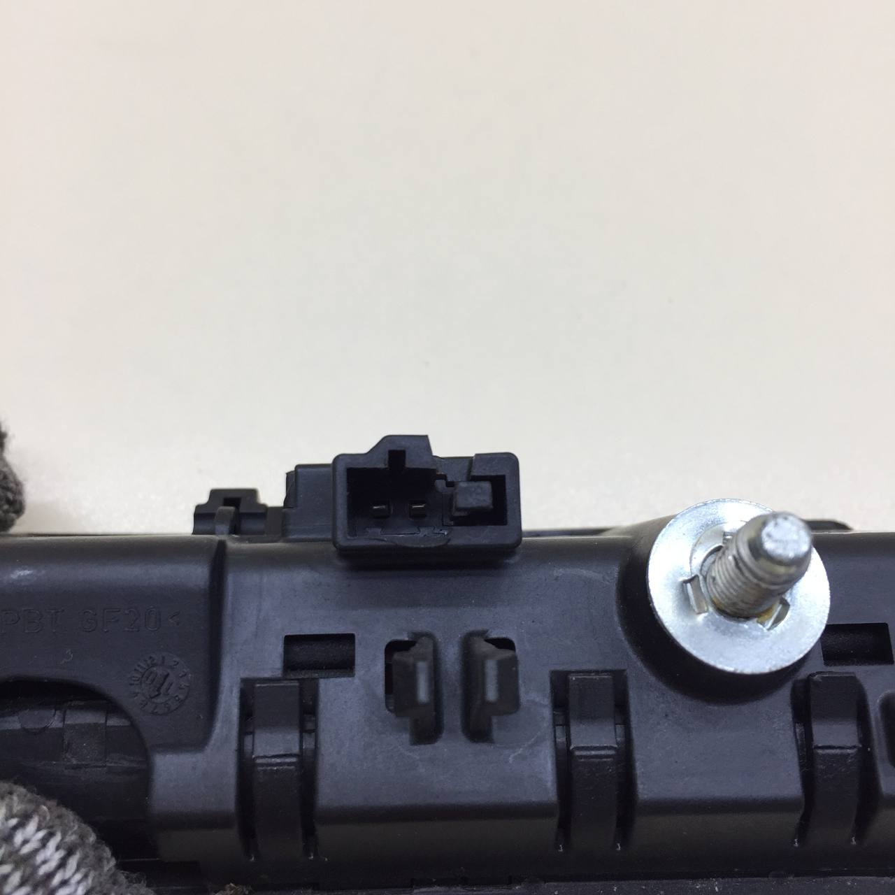 Кнопка открывания багажника Volkswagen Tiguan (5N1) 2007-2011 Кнопка открывания багажника Volkswagen Tiguan (5N1) 2007-2011