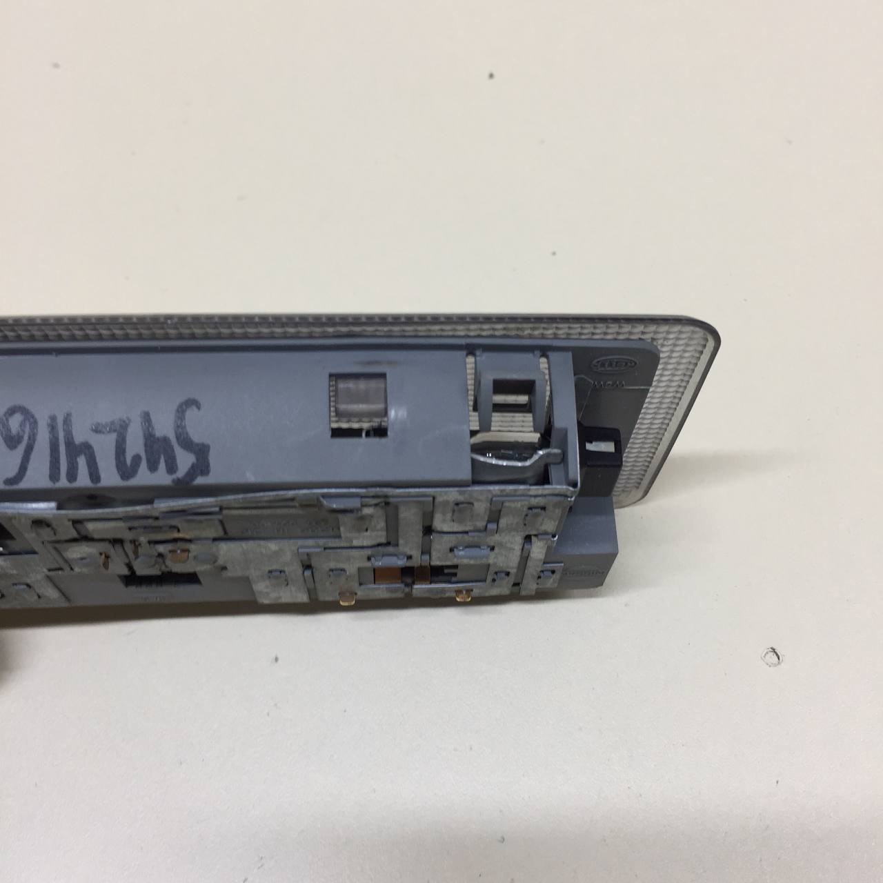 Плафон салонный Nissan Almera (N16) 2000-2006 Плафон салонный Nissan Almera (N16) 2000-2006