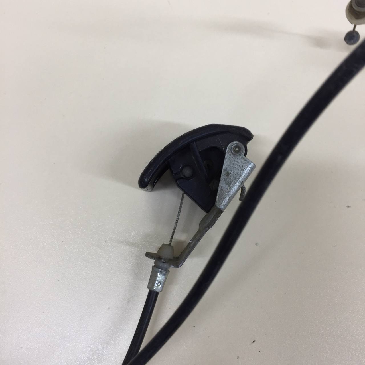 Ручка открывания капота Mitsubishi Lancer X (CX, CY) 2007> Ручка открывания капота Mitsubishi Lancer X (CX, CY) 2007>