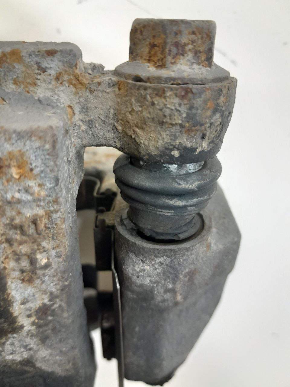 Суппорт передний правый Kia Sephia 2001-2004