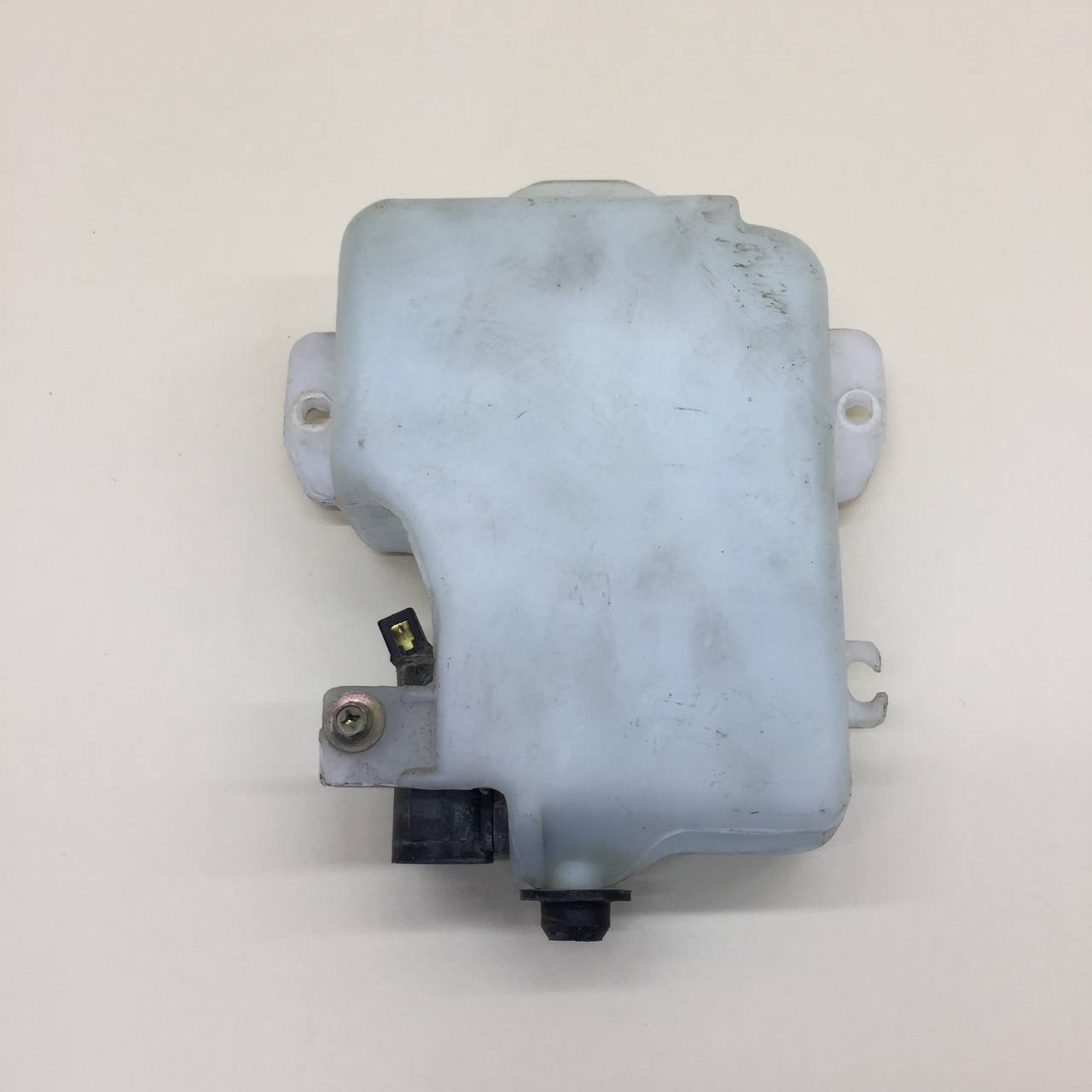 Бачок омывателя Mitsubishi Pajero/Montero 3 (V6, V7) 2000-2006 Бачок омывателя Mitsubishi Pajero/Montero 3 (V6, V7) 2000-2006