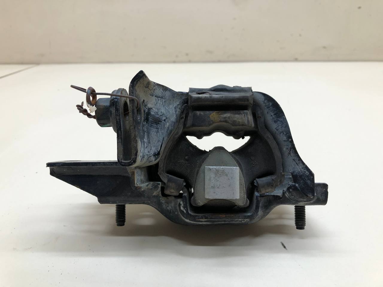 Опора КПП левая Volkswagen Polo (MK5) 2011-2020 Опора КПП левая Volkswagen Polo (MK5) 2011-2020