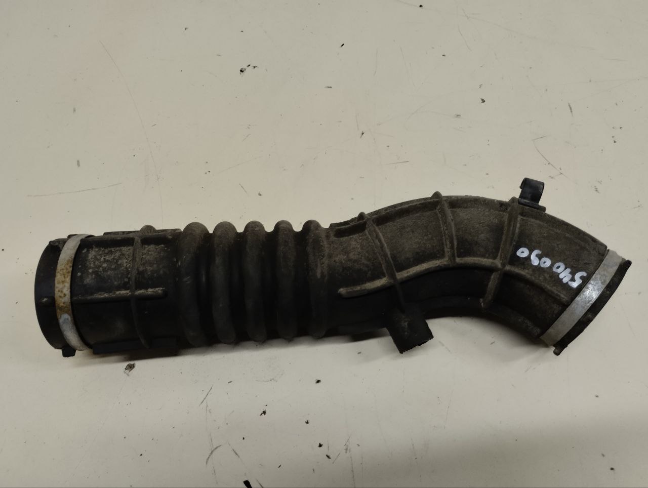 Патрубок воздушного фильтра Lada Vesta 2015>