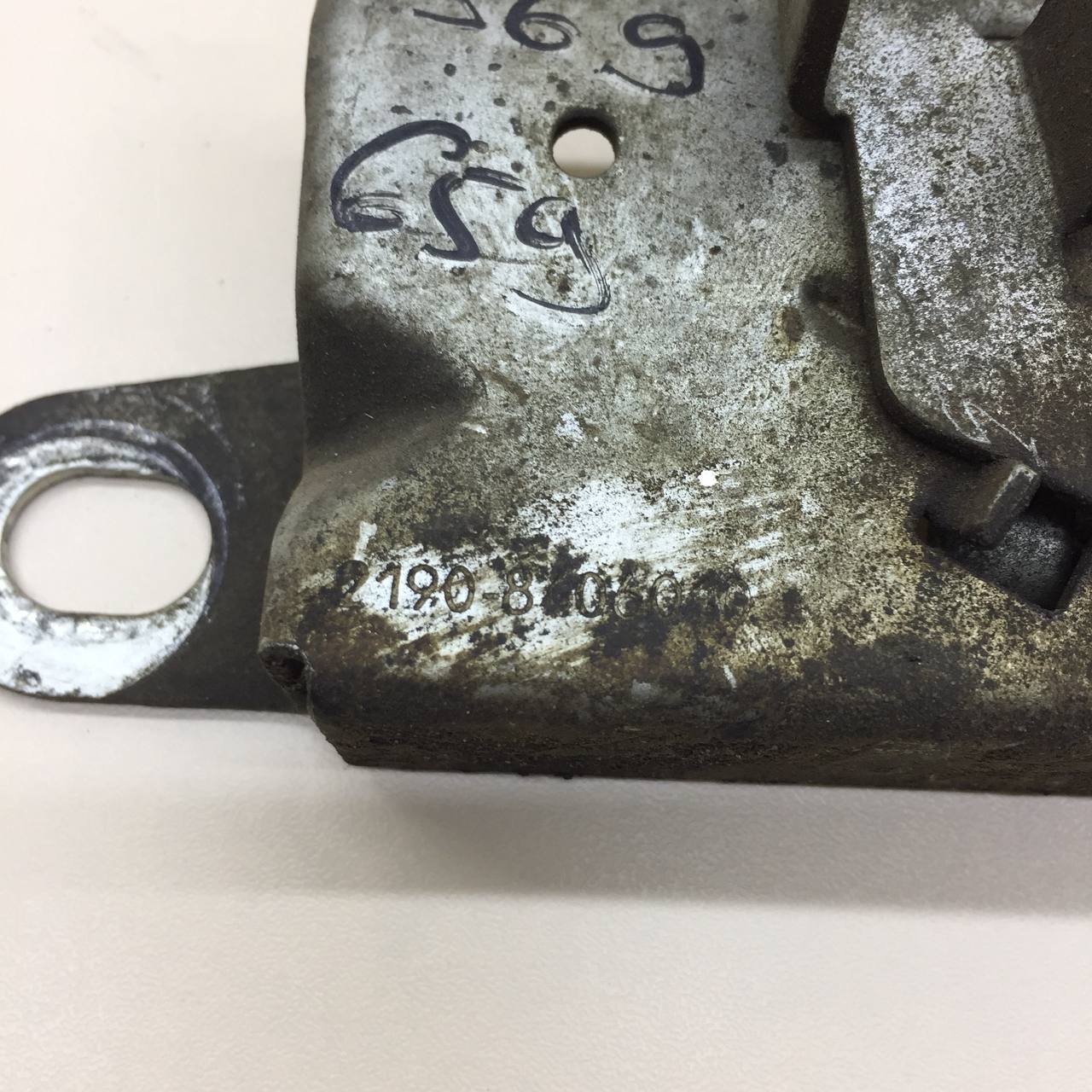 Замок капота Lada Granta 2011>