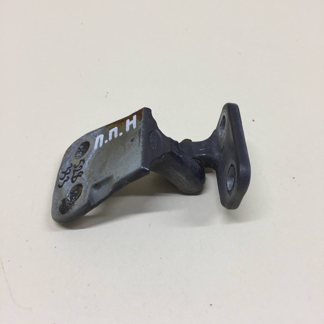 Петля двери передней правой нижняя Land Rover Discovery 3 (L319) 2004-2009