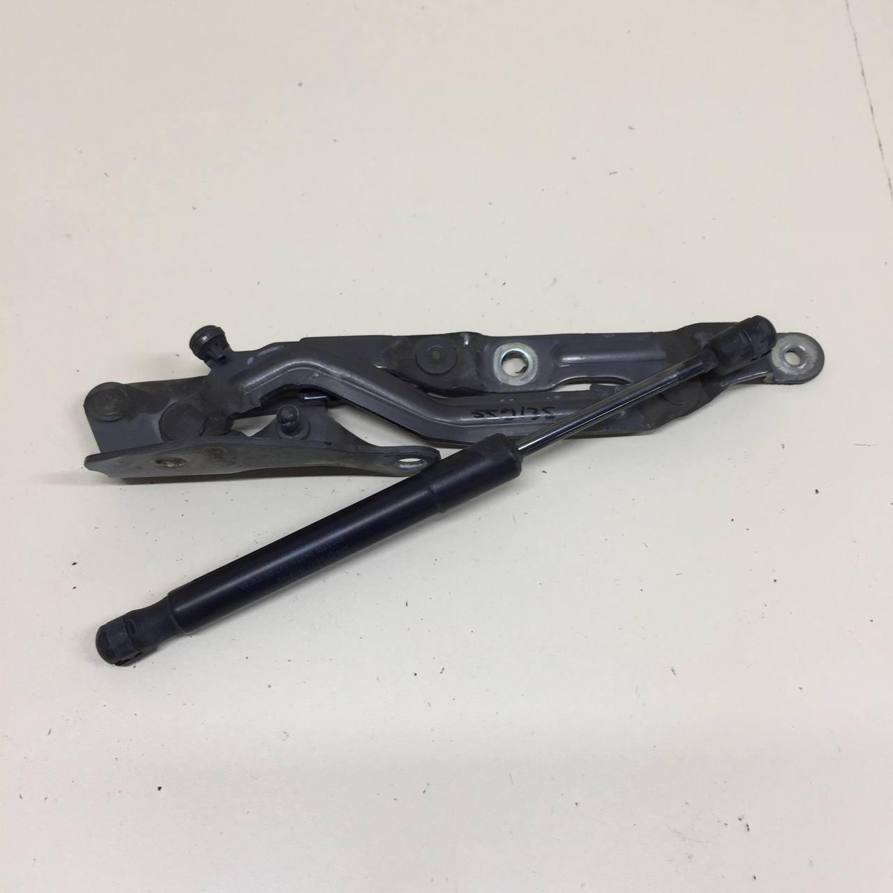 Петля крышки багажника Mazda Mazda 6 (GG) 2002-2007