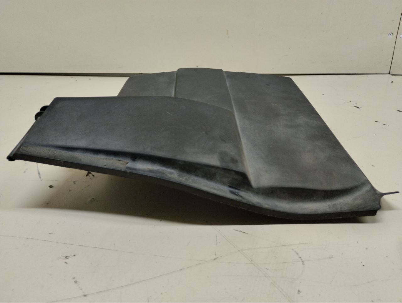 Крышка аккумулятора Land Rover Discovery 3 (L319) 2004-2009 Крышка аккумулятора Land Rover Discovery 3 (L319) 2004-2009