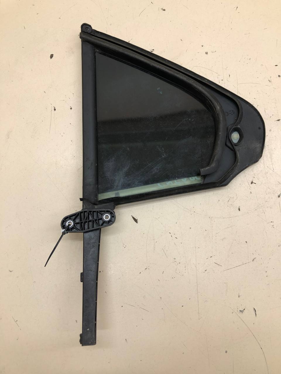 Стекло двери задней правой (форточка) Skoda Rapid 2012-2020