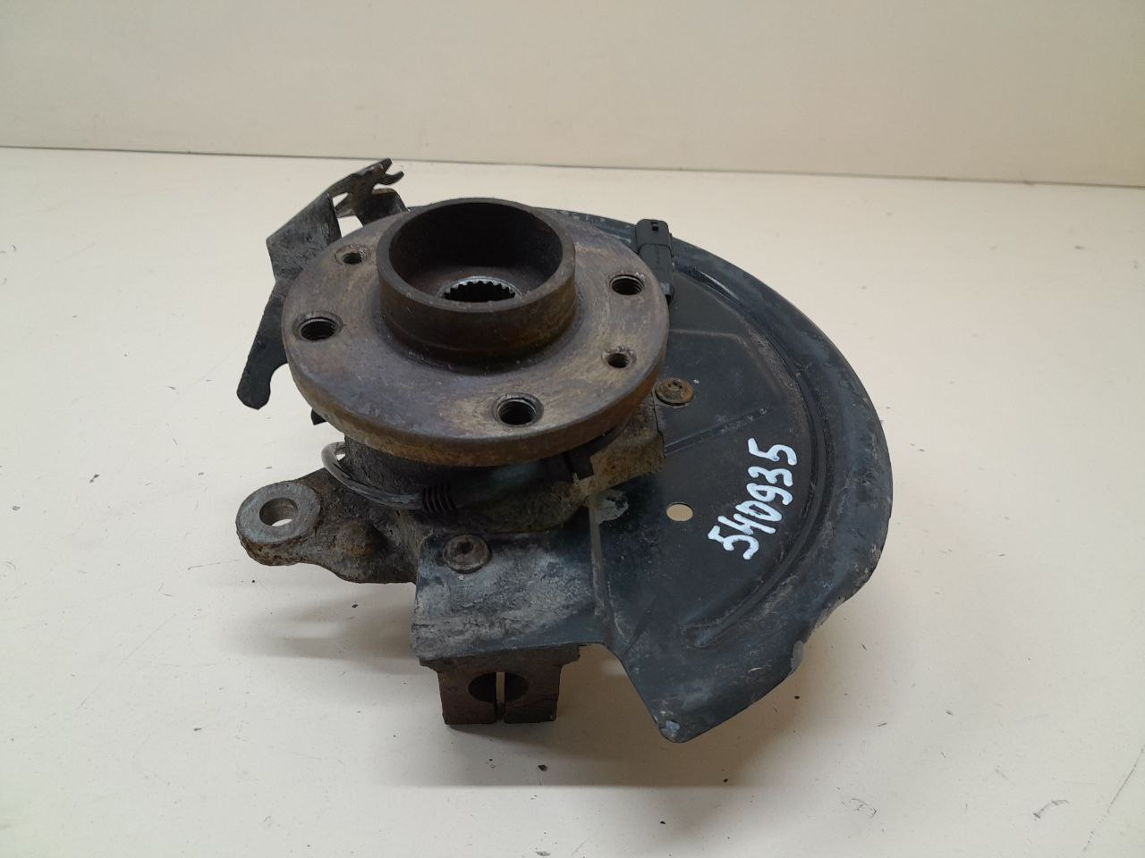 Кулак поворотный передний левый Renault Logan (2) 2014>