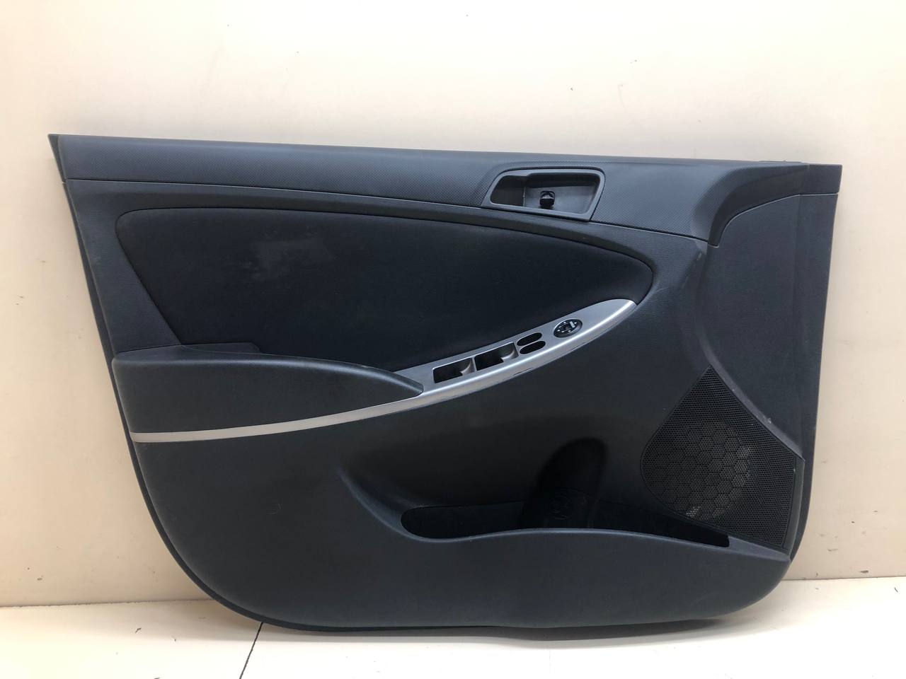 Обшивка двери передней левой Hyundai Solaris (RB) 2010-2017