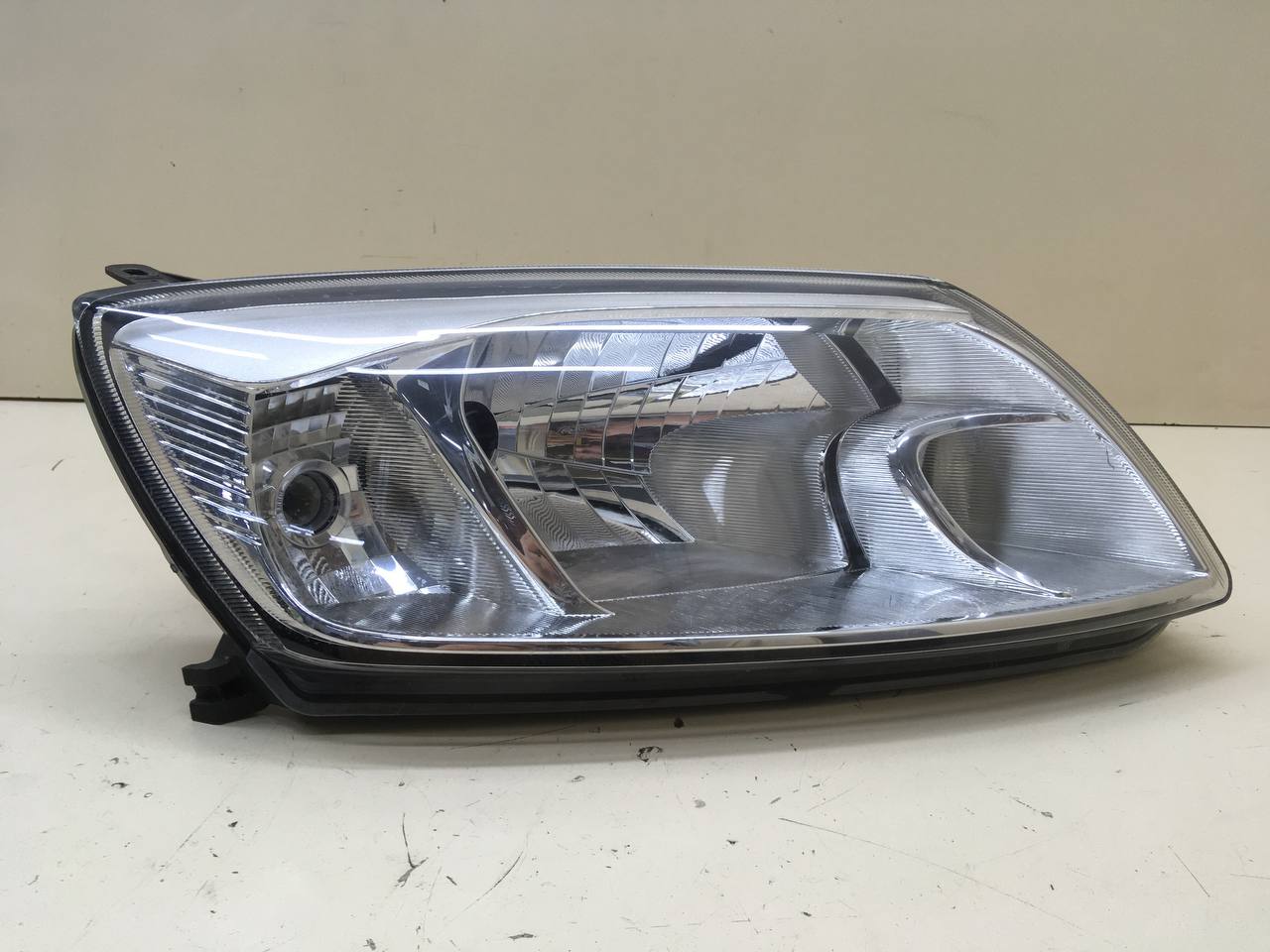 Фара правая Lada Granta 2011>