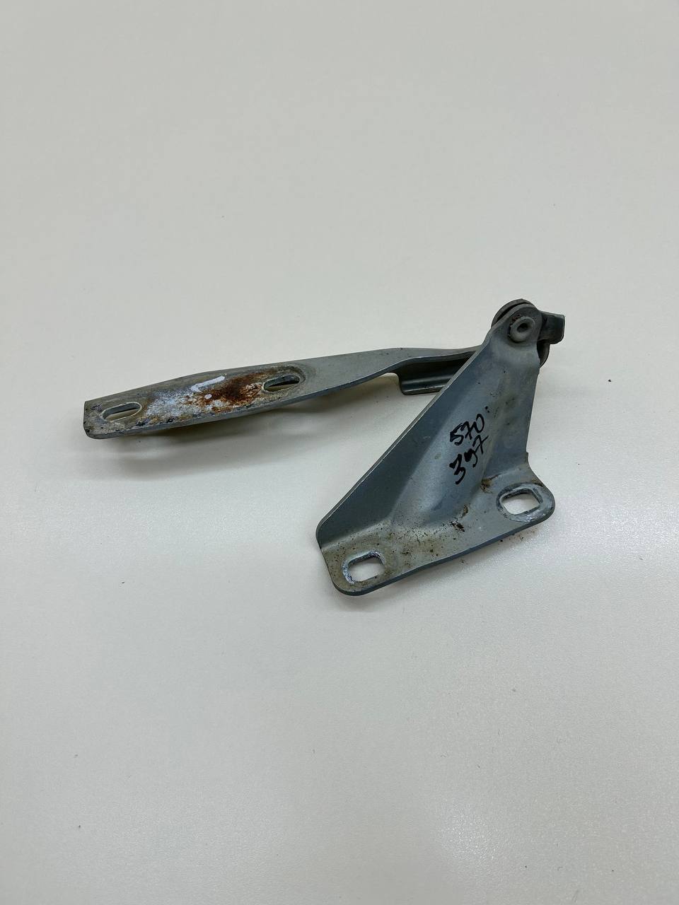 Петля капота левая Lada Granta 2011>