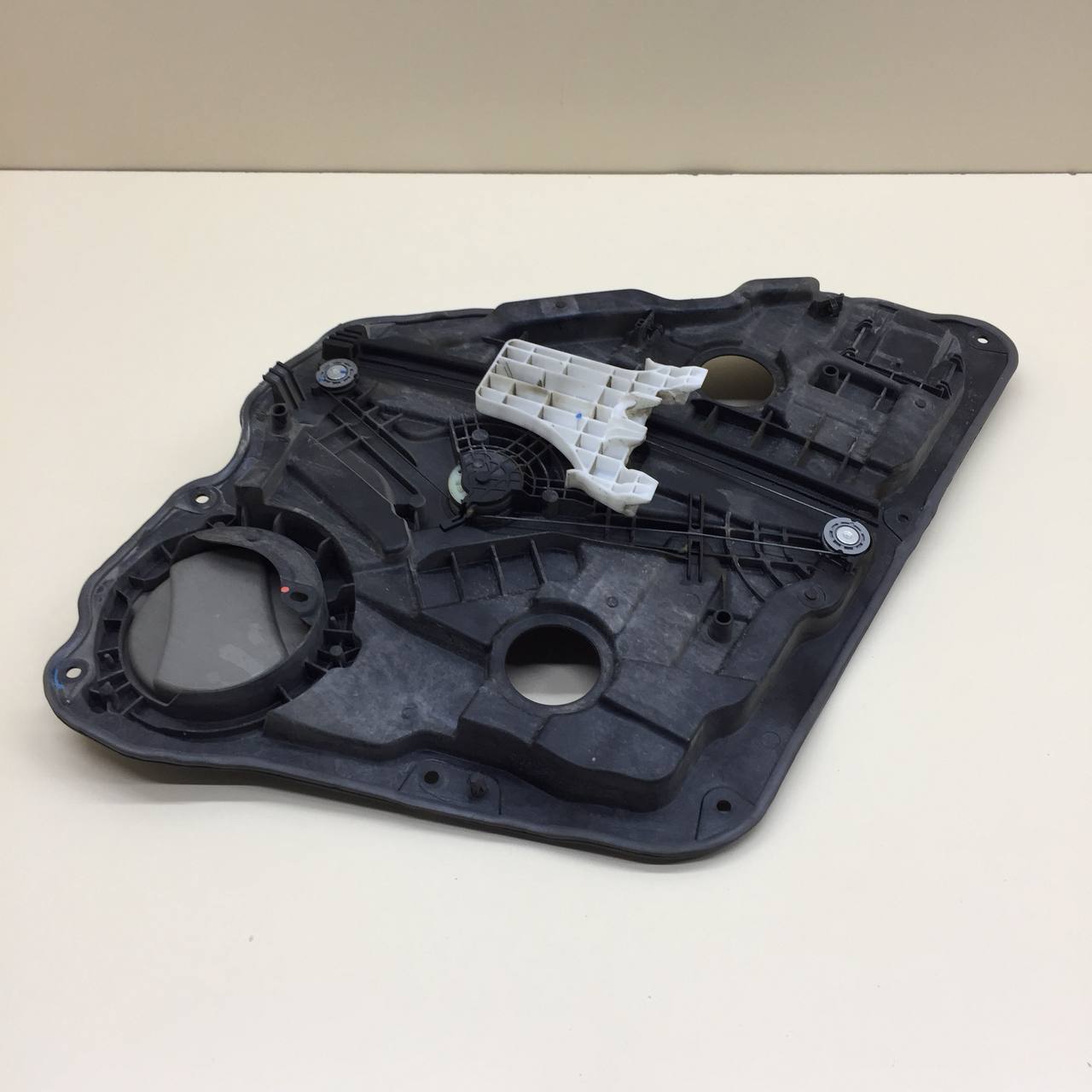 Стеклоподъемник электр. задний правый Hyundai Elantra (CN7) 2020>