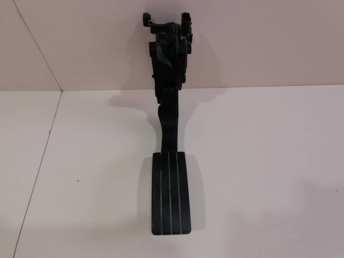 Педаль газа Renault Logan (2) 2014>