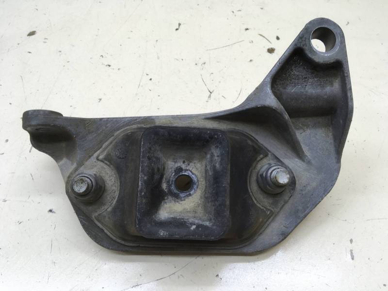 Кронштейн опоры КПП Renault Duster (HSA, HSM) 2012> Кронштейн опоры КПП Renault Duster (HSA, HSM) 2012>