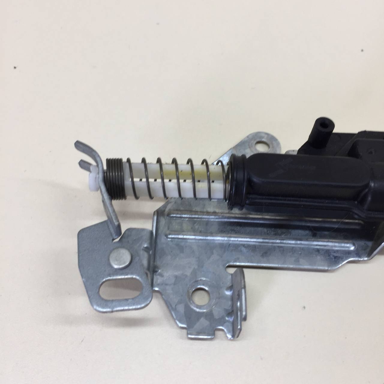 Активатор замка багажника Ford Fusion (JU) 2002-2012 Активатор замка багажника Ford Fusion (JU) 2002-2012
