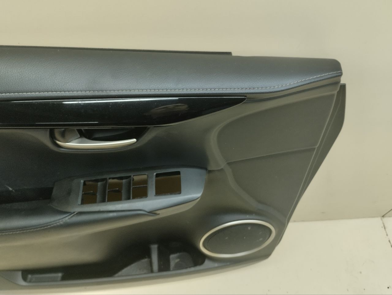 Обшивка двери передней левой Lexus NX 200 (Z10) 2014-2021