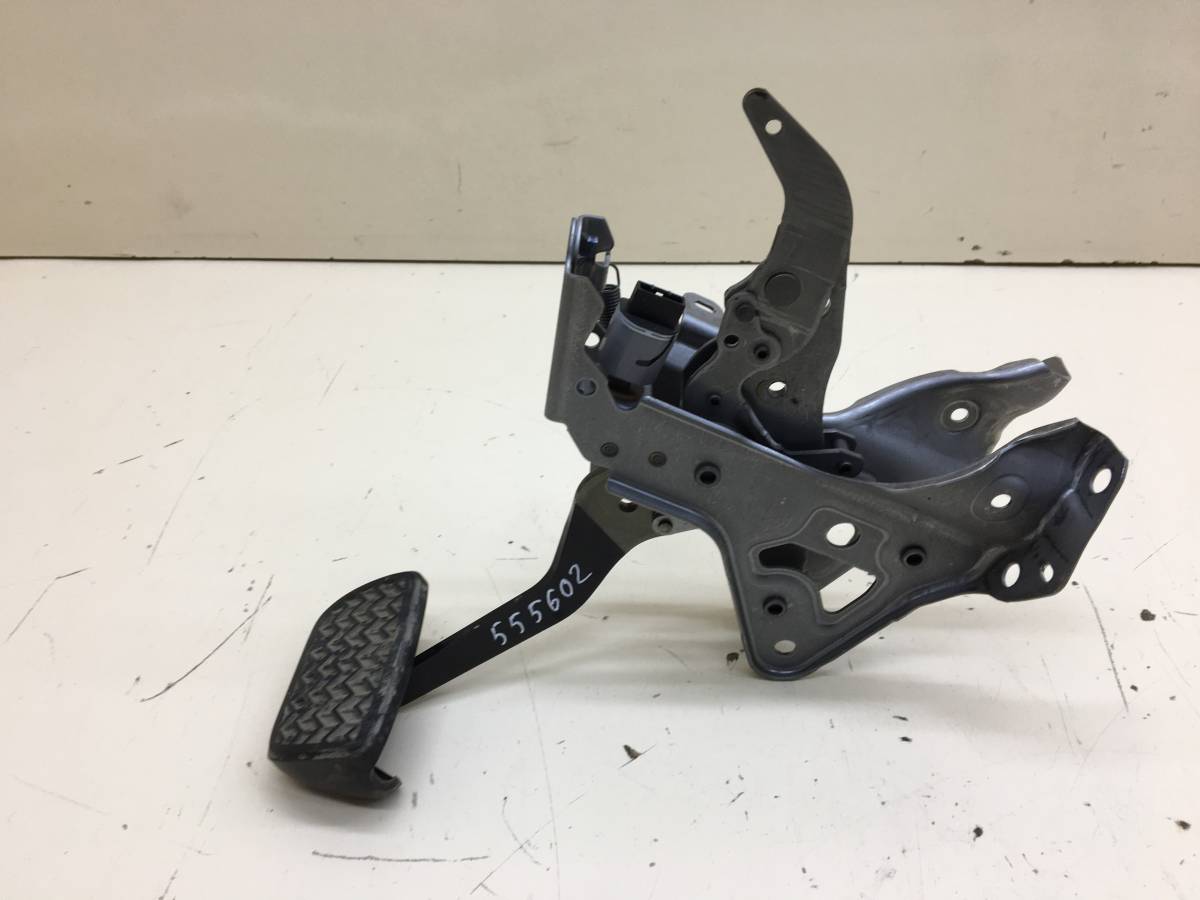 Педаль тормоза Toyota Camry (XV70) 2017>