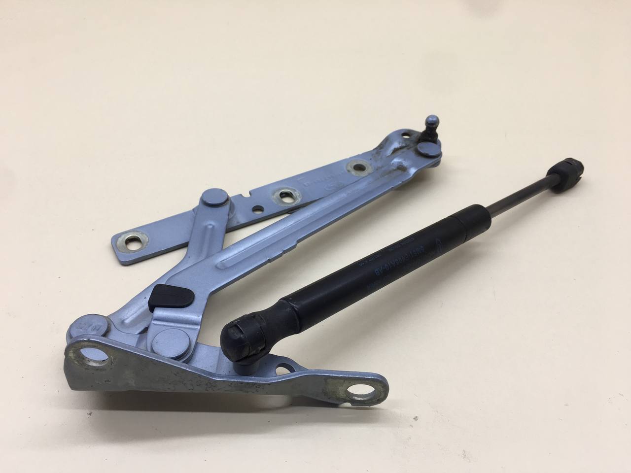 Петля крышки багажника Ford Focus 2 (DA) 2005-2008 Петля крышки багажника Ford Focus 2 (DA) 2005-2008