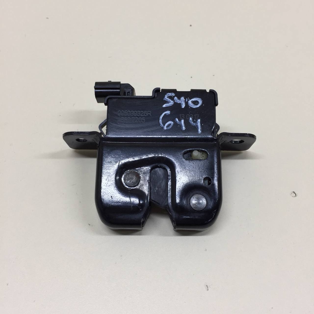 Замок багажника Renault Duster (HSA, HSM) 2012> Замок багажника Renault Duster (HSA, HSM) 2012>
