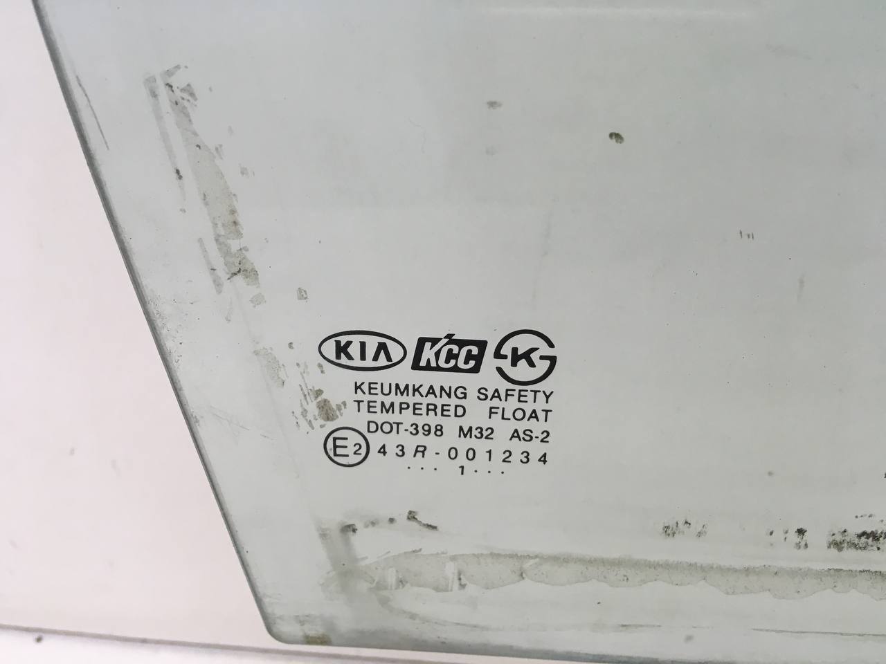 Стекло двери передней правой Kia Sephia 2001-2004