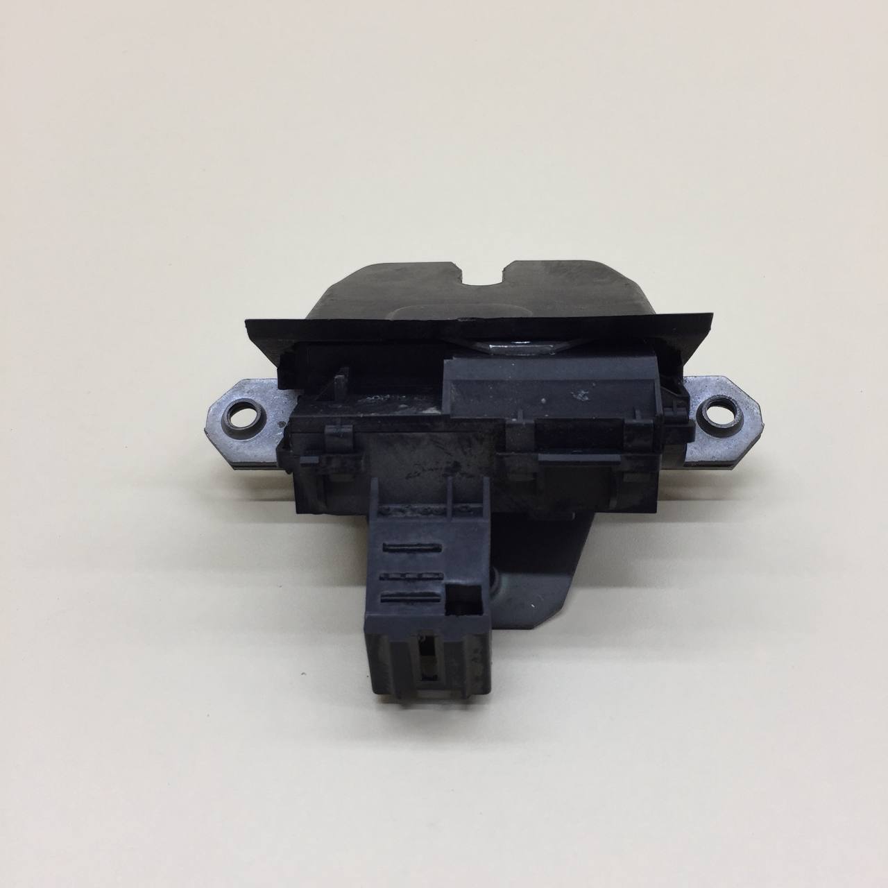 Замок багажника Ford Mondeo 4 2007-2015 Замок багажника Ford Mondeo 4 2007-2015