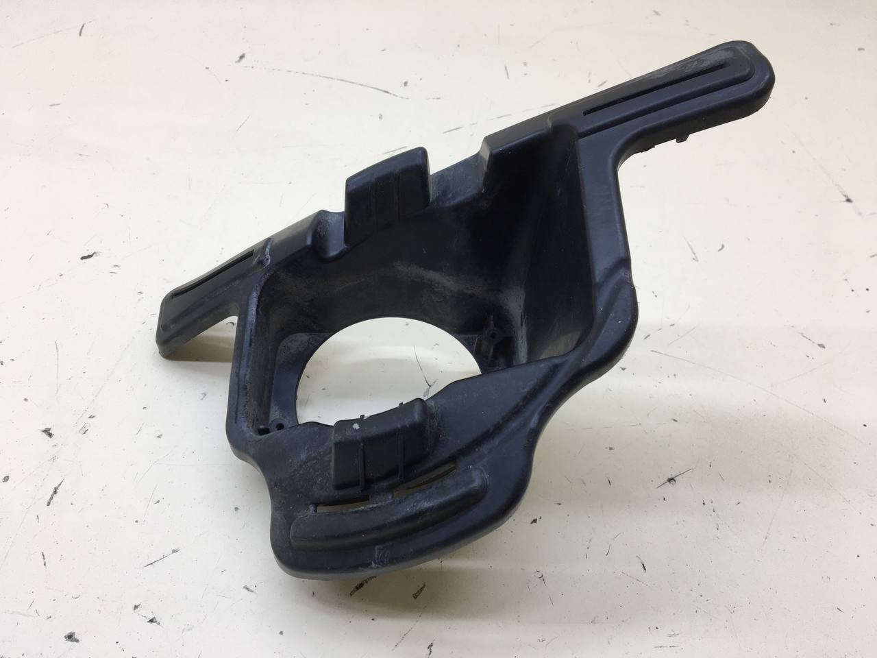Кронштейн фары противотуманной правой Renault Sandero Stepway (5S) 2014-2022 Кронштейн фары противотуманной правой Renault Sandero Stepway (5S) 2014-2022